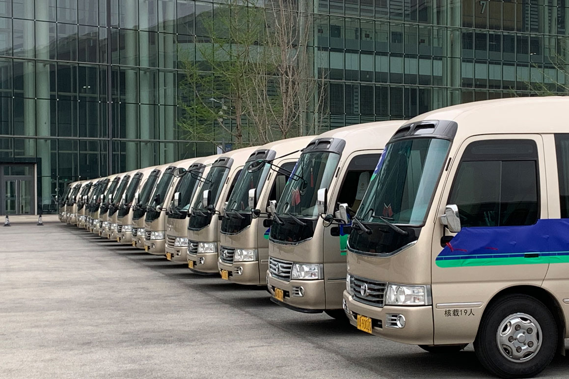 北京包车 17 座豪华考斯特一天多少钱？​